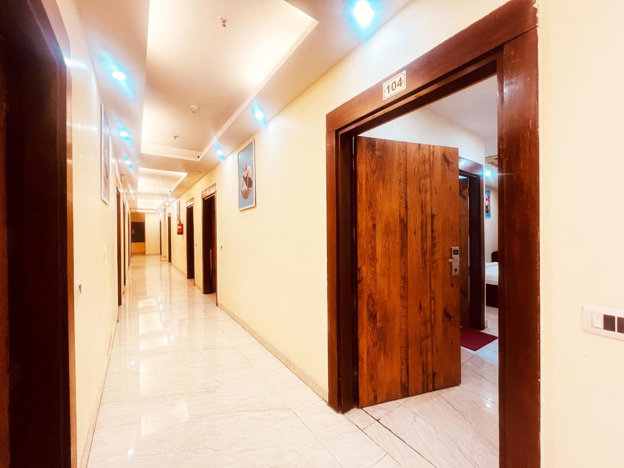 Hotel Lagoona And Banquet Hall Ню Делхи Екстериор снимка